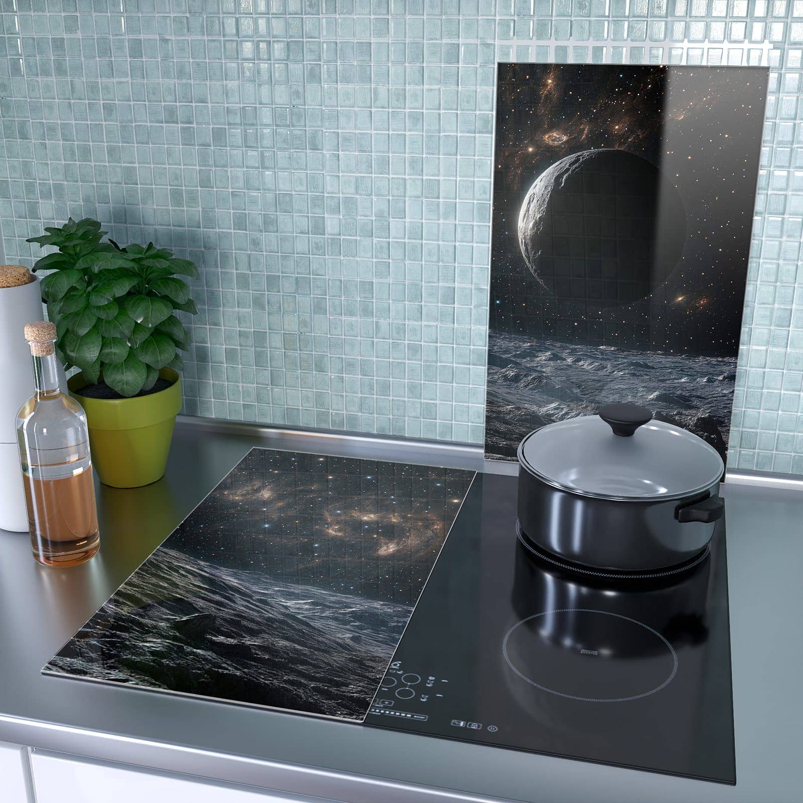 2-teilige Herdabdeckplatte mit Weltraumlandschaft-Motiv als Spritzschutz hinter dem Kochfeld