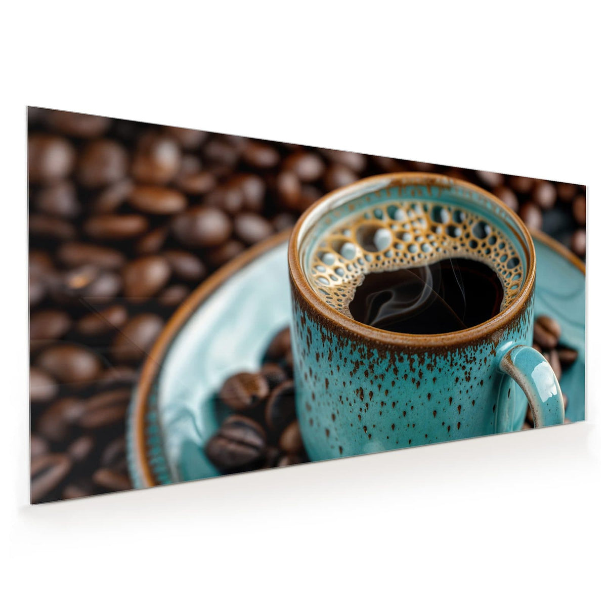 Küchenrückwand aus Glas im Hochformat: Türkis gesprenkelte Keramiktasse mit schwarzem Kaffee auf türkiser Untertasse, ringsum Kaffeebohnen