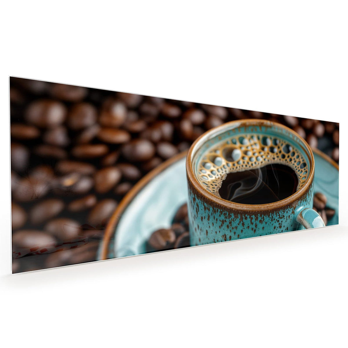 Küchenrückwand aus Glas im Hochformat: Türkis gesprenkelte Keramiktasse mit schwarzem Kaffee auf türkiser Untertasse, ringsum Kaffeebohnen #grösse_40 x 100 cm #grösse_50 x 125 cm #grösse_60 x 150 cm