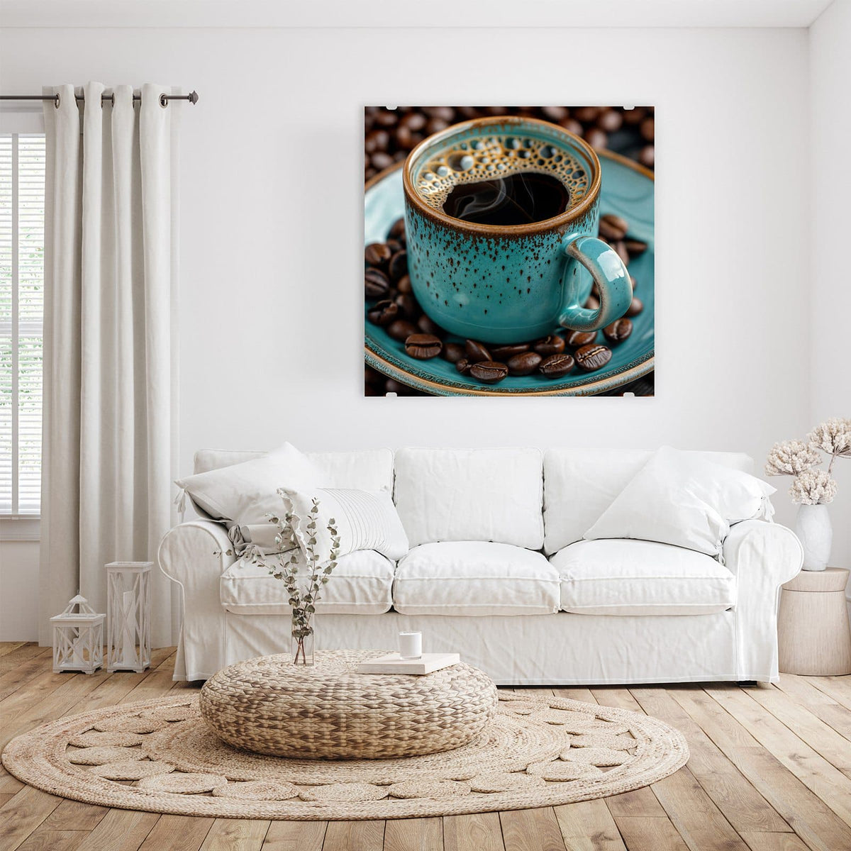 Glasbild Türkise Kaffeetasse an der Wand – Türkis gesprenkelte Keramiktasse mit schwarzem Kaffee auf türkiser Untertasse, ringsum Kaffeebohnen