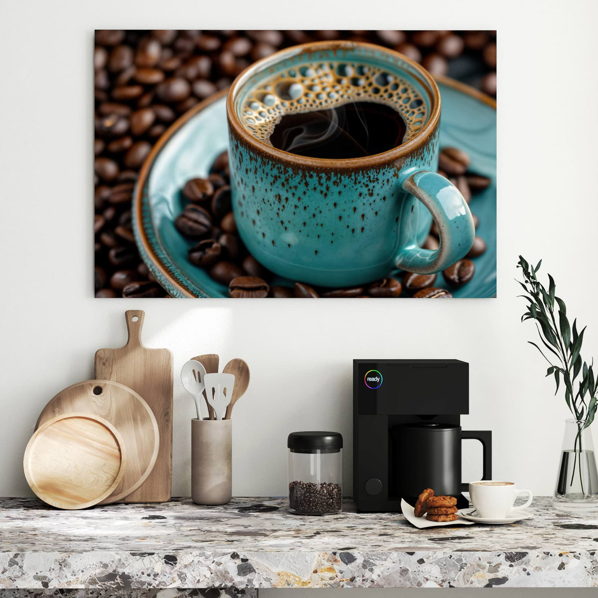 Türkis gesprenkelte Keramiktasse mit schwarzem Kaffee auf türkiser Untertasse, ringsum Kaffeebohnen