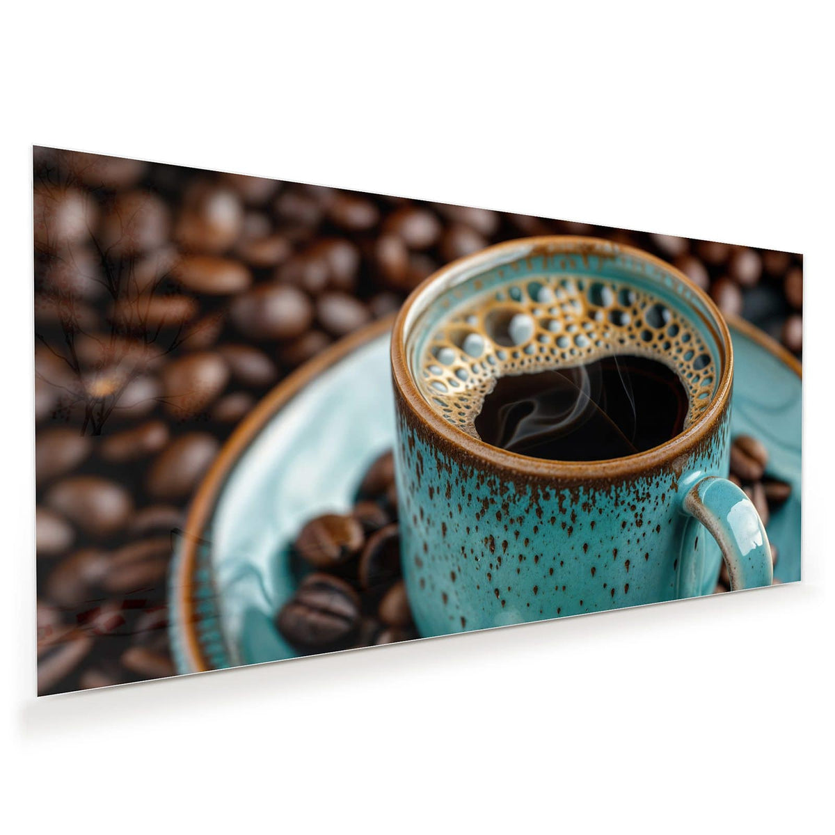 Türkis gesprenkelte Keramiktasse mit schwarzem Kaffee auf türkiser Untertasse, ringsum Kaffeebohnen