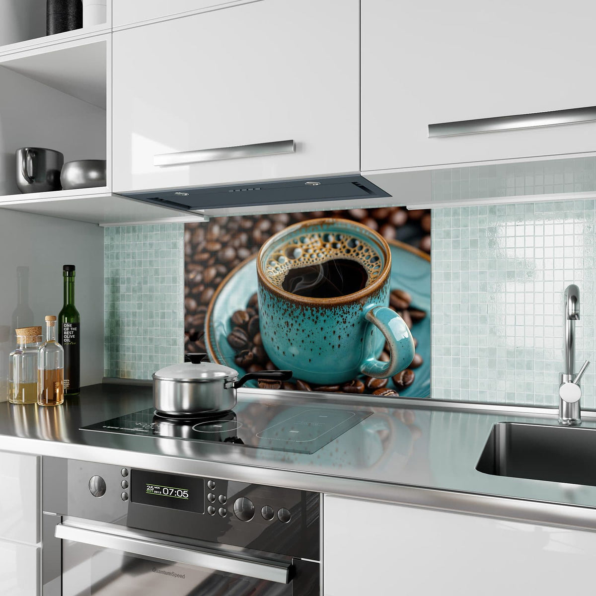 Küchenrückwand aus Glas Türkise Kaffeetasse im Hochformat als Spritzschutz hinter dem Kochfeld, über dem Fliesenspiegel montiert