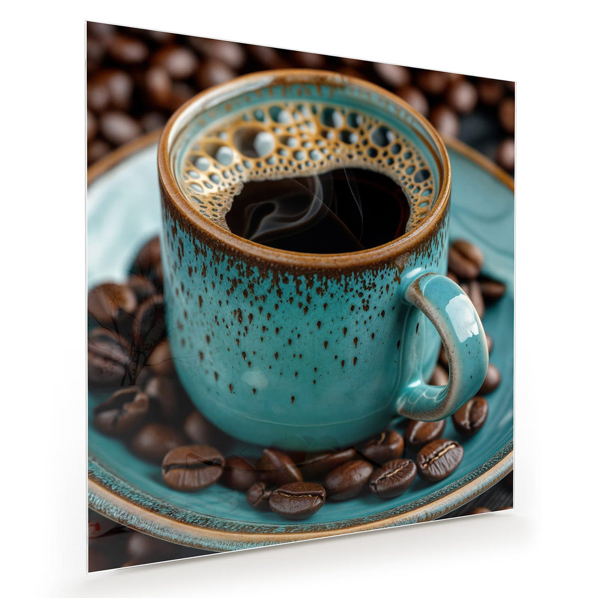 Türkis gesprenkelte Keramiktasse mit schwarzem Kaffee auf türkiser Untertasse, ringsum Kaffeebohnen