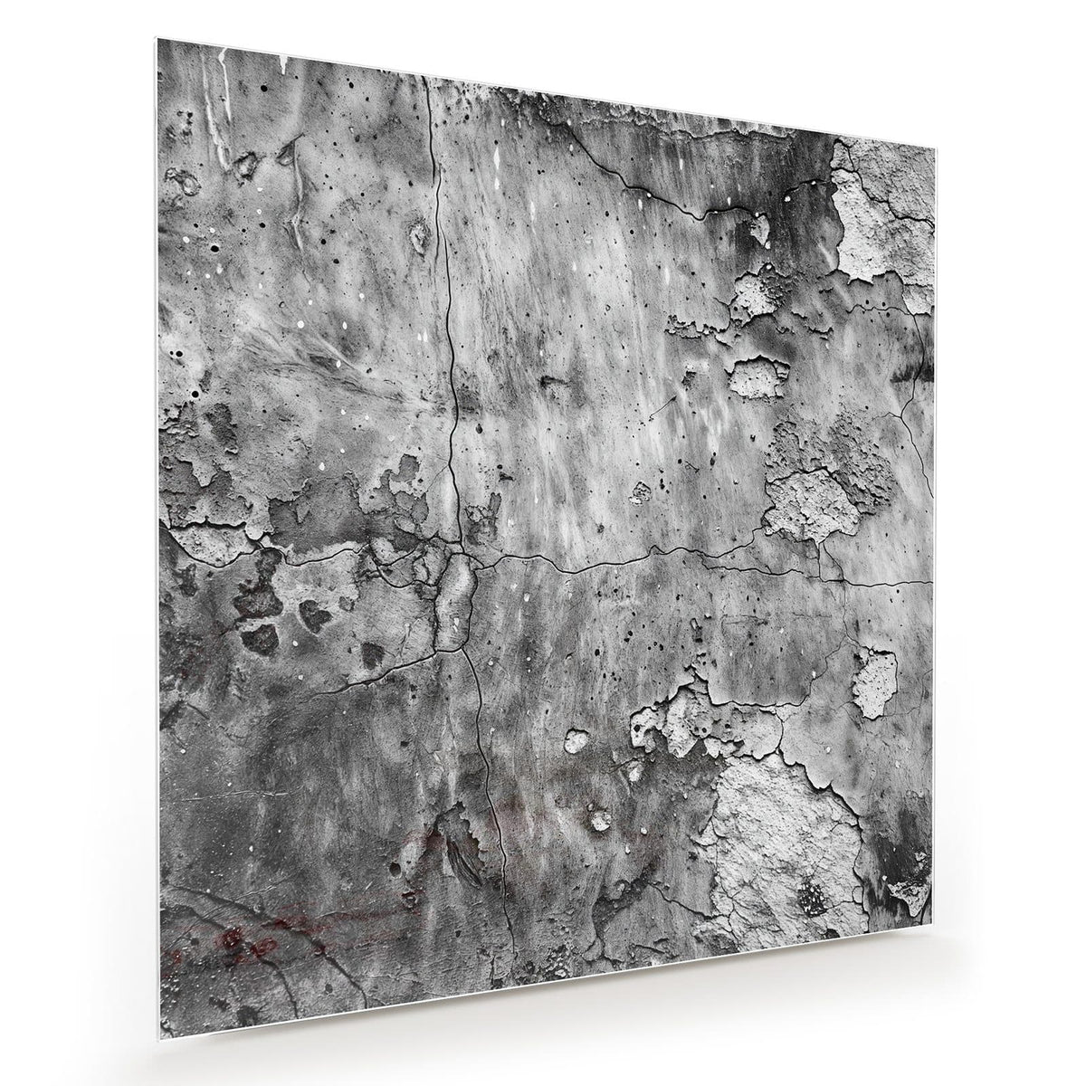 Schwarz-weiße Wand mit abgeplatztem Putz, Rissen und Ausbrüchen