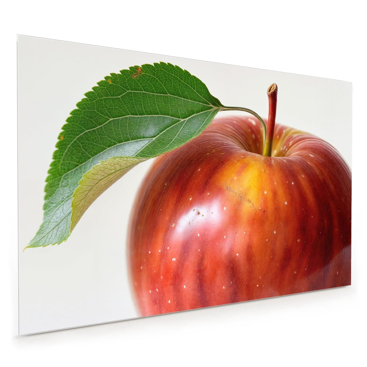 Küchenrückwand aus Glas im Hochformat: Glänzender rot-gelber Apfel mit Stiel und einem grünen Blatt vor hellem Grund