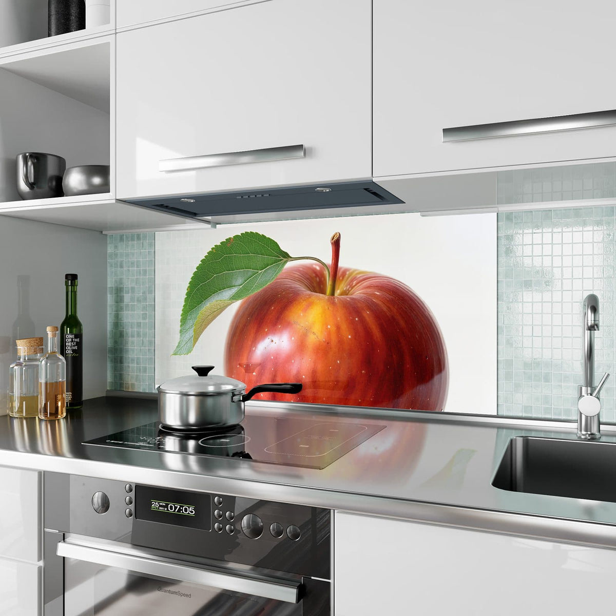 Küchenrückwand aus Glas Roter Apfel mit Blatt im Hochformat als Spritzschutz hinter dem Kochfeld, über dem Fliesenspiegel montiert