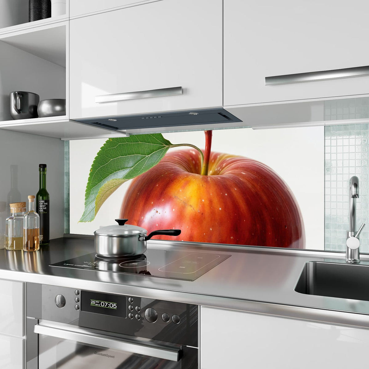 Küchenrückwand aus Glas Roter Apfel mit Blatt im Hochformat als Spritzschutz hinter dem Kochfeld, über dem Fliesenspiegel montiert