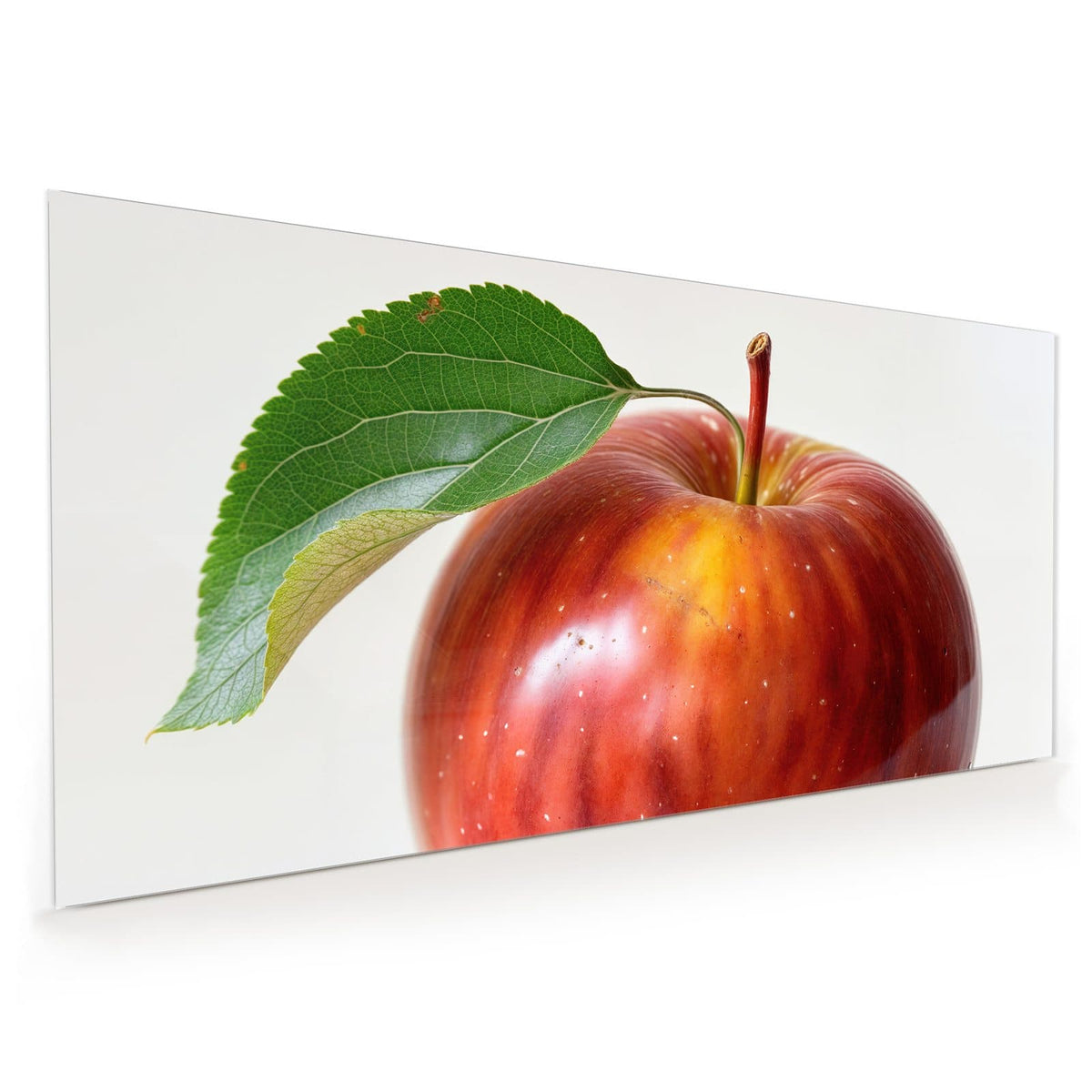 Küchenrückwand aus Glas im Hochformat: Glänzender rot-gelber Apfel mit Stiel und einem grünen Blatt vor hellem Grund