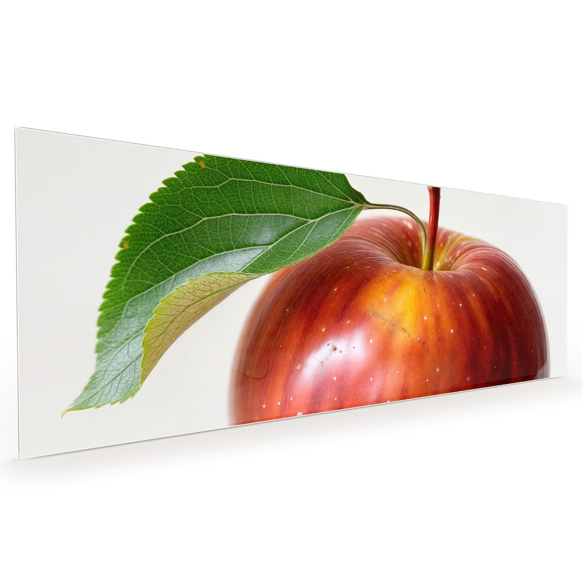 Küchenrückwand aus Glas im Hochformat: Glänzender rot-gelber Apfel mit Stiel und einem grünen Blatt vor hellem Grund