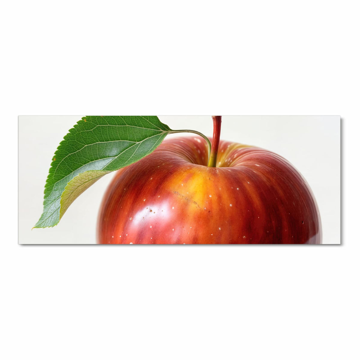 Glänzender rot-gelber Apfel mit Stiel und einem grünen Blatt vor hellem Grund