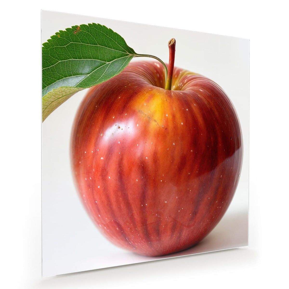 Glänzender rot-gelber Apfel mit Stiel und einem grünen Blatt vor hellem Grund