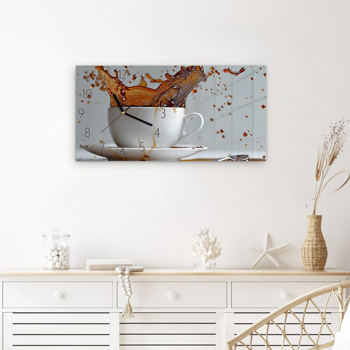 Wanduhr Kaffeeexplosion aus Glas – Querformat 60 × 30 cm – Kaffee spritzt aus weißem Becher
