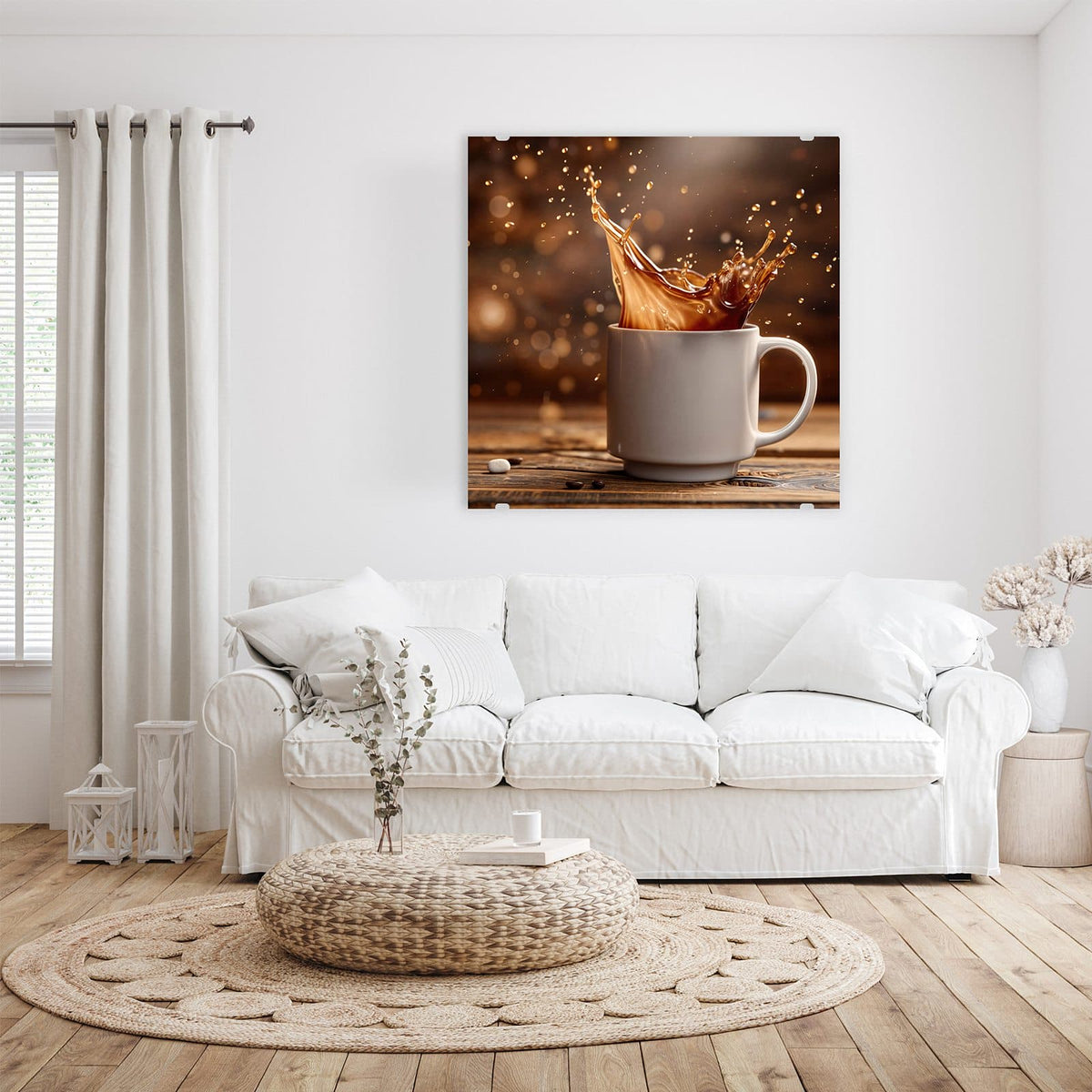 Glasbild Goldene Kaffeewelle an der Wand – Kaffee spritzt aus einer weißen Tasse, goldenes Bokeh im Hintergrund, Holztisch