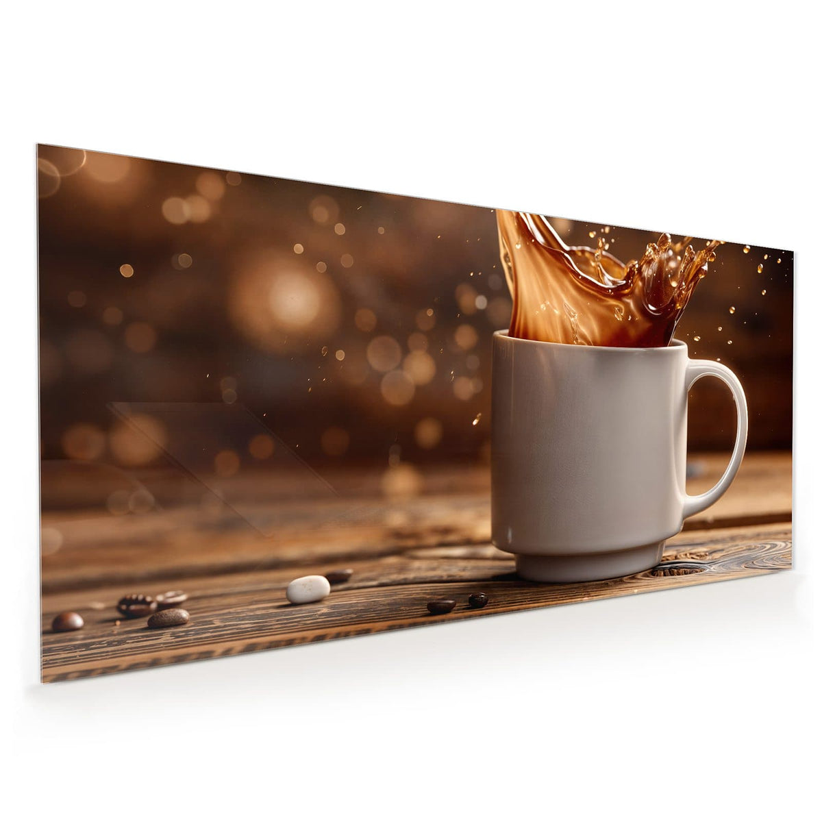 Küchenrückwand aus Glas im Hochformat: Kaffee spritzt aus einer weißen Tasse, goldenes Bokeh im Hintergrund, Holztisch