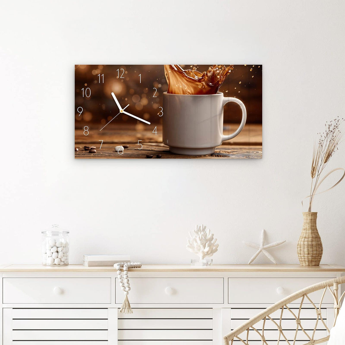 Wanduhr Kaffee Spritzer aus Glas – Querformat 60 × 30 cm – Kaffeewelle mit goldenem Bokeh