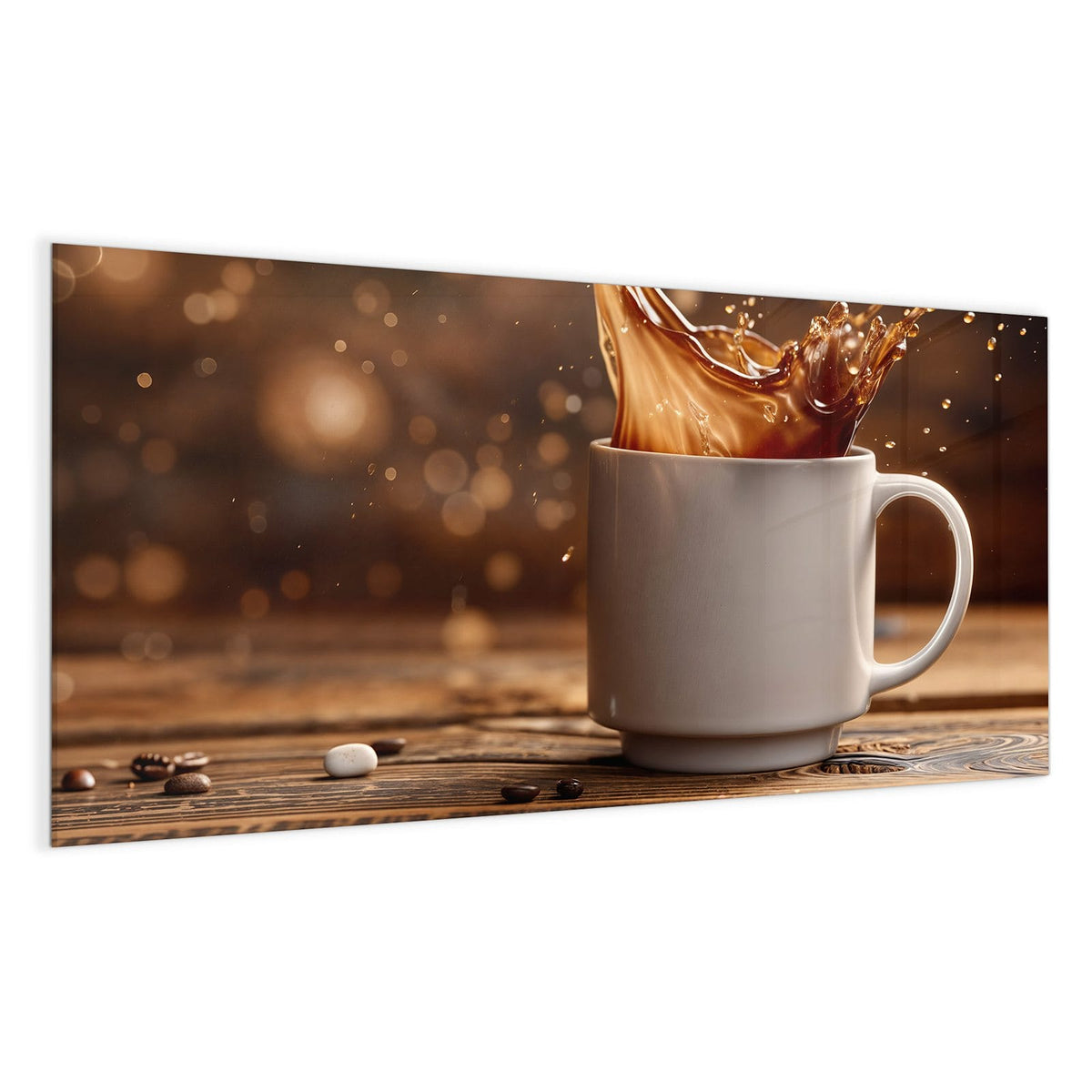 Kaffee spritzt aus einer weißen Tasse, goldenes Bokeh im Hintergrund, Holztisch