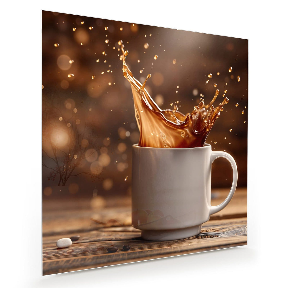 Kaffee spritzt aus einer weißen Tasse, goldenes Bokeh im Hintergrund, Holztisch