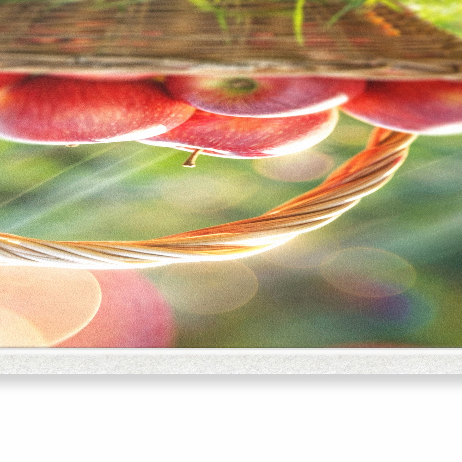 Komfortabler langer Teppich mit Motiv Korb mit roten Äpfeln in seitlicher Ansicht