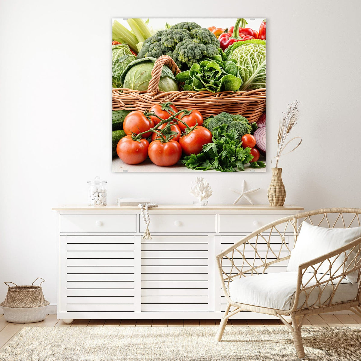 Glasbild Voller Gemüsekorb an der Wand – Prall gefüllter Weidenkorb mit Kohl, Brokkoli, Salat und Paprika, davor Strauchtomaten und Petersilie.