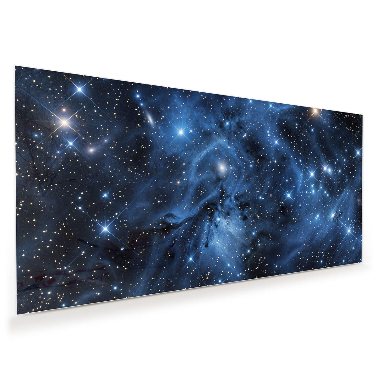 Dichtes Sternenfeld mit blauem Nebelschleier, mehrere Sterne mit Strahlenkreuz