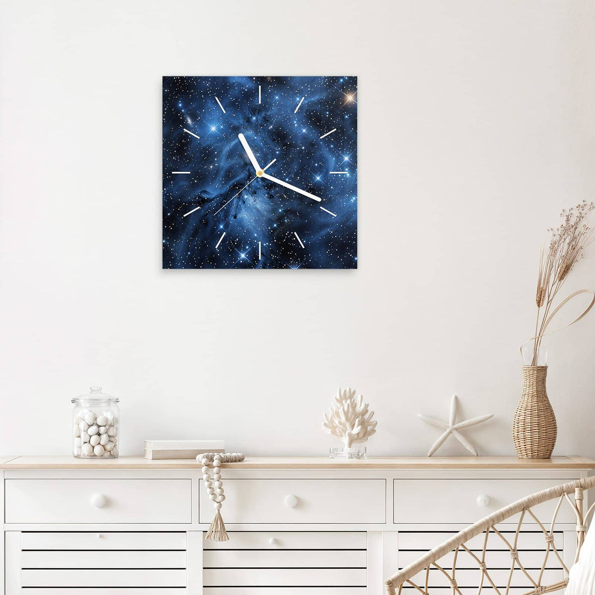 Quadratische Wanduhr aus Glas Blauer Sternennebel mit Ziffernblatt Linie über einem weißen Sideboard