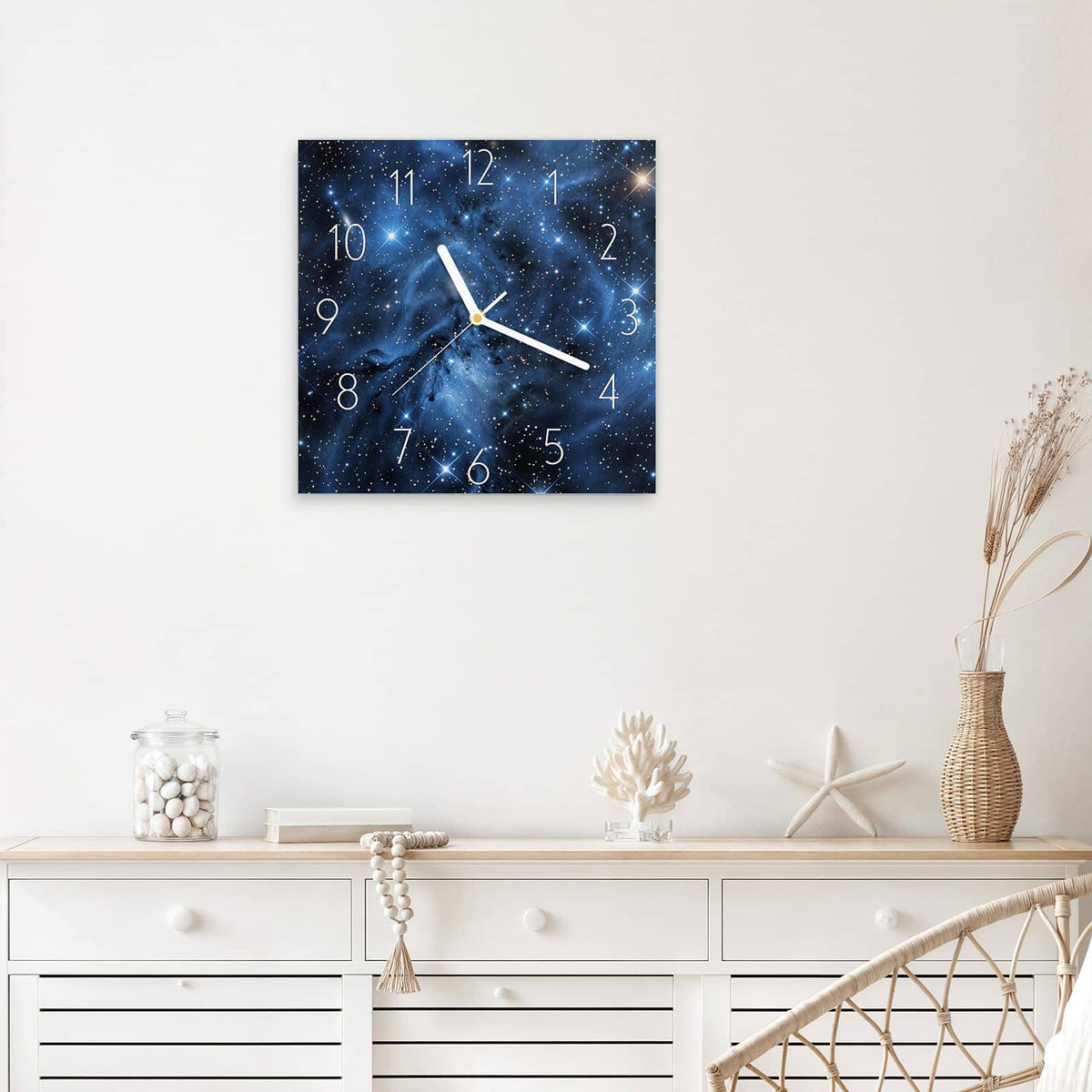 Quadratische Wanduhr aus Glas Blauer Sternennebel mit Ziffernblatt Elegant über einem weißen Sideboard