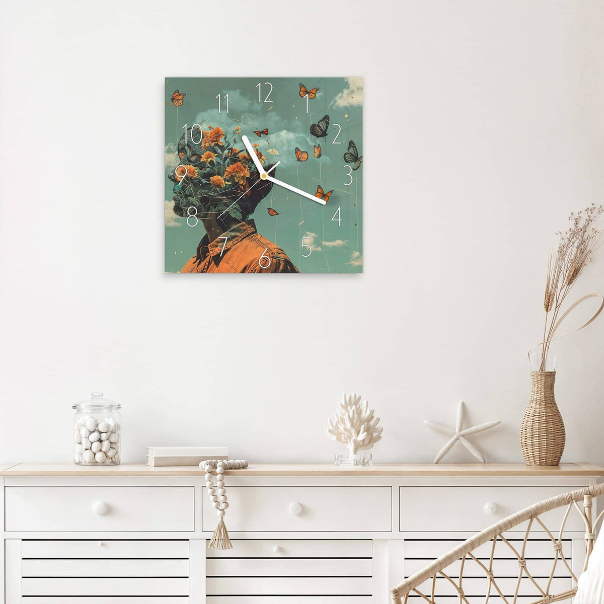 Quadratische Wanduhr aus Glas Kopf voller Blumen mit Ziffernblatt Elegant über einem weißen Sideboard