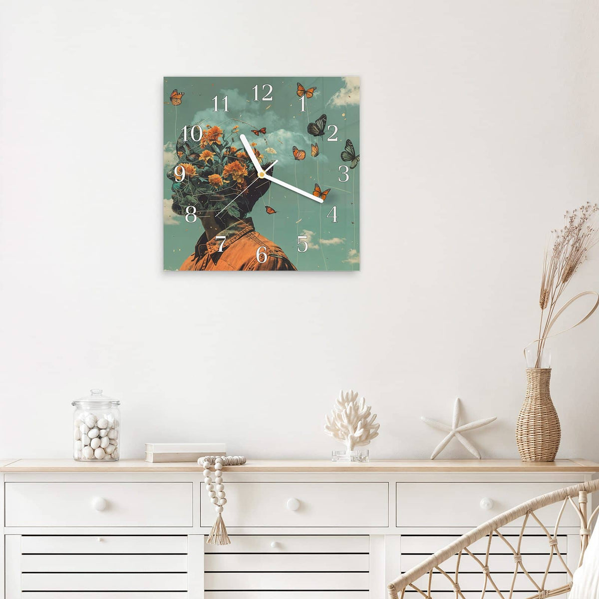 Quadratische Wanduhr aus Glas Kopf voller Blumen mit Ziffernblatt Klassisch über einem weißen Sideboard