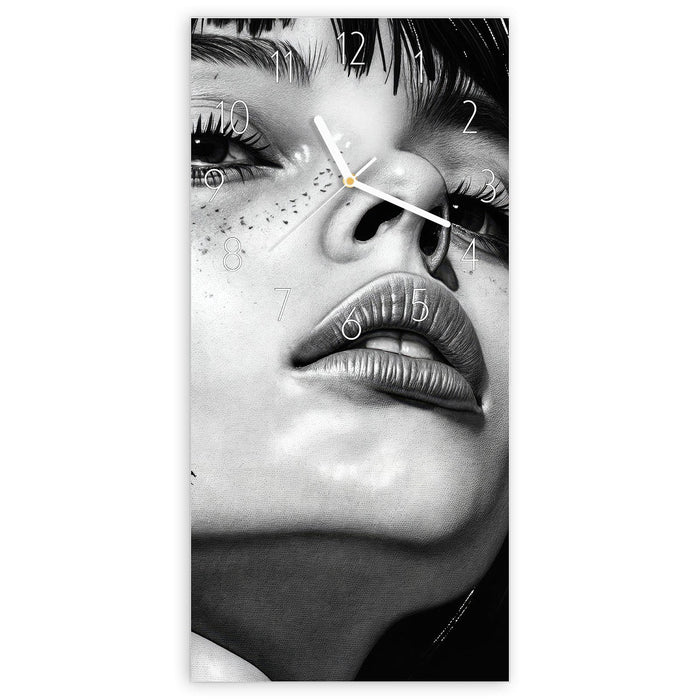 Wanduhr Mystischer Blick aus Glas – Hochformat 30 × 60 cm mit Ziffernblatt Elegant