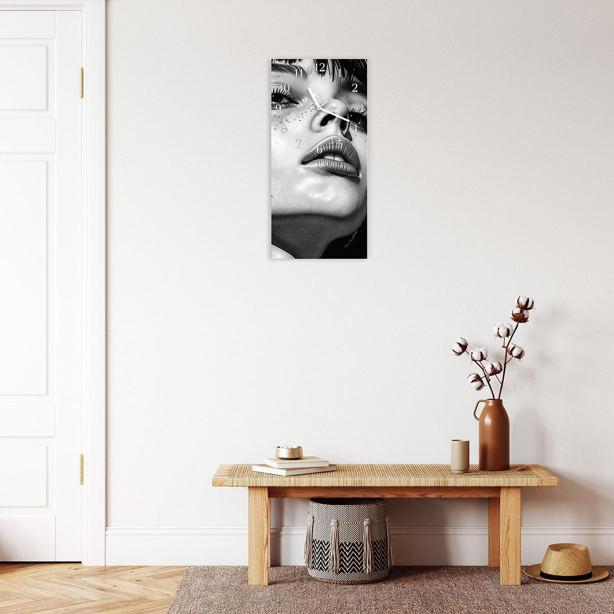Moderne Wanduhr aus Glas mit Farbtiefe – Wanduhr Mystischer Blick aus Glas – Hochformat 30 × 60 cm
