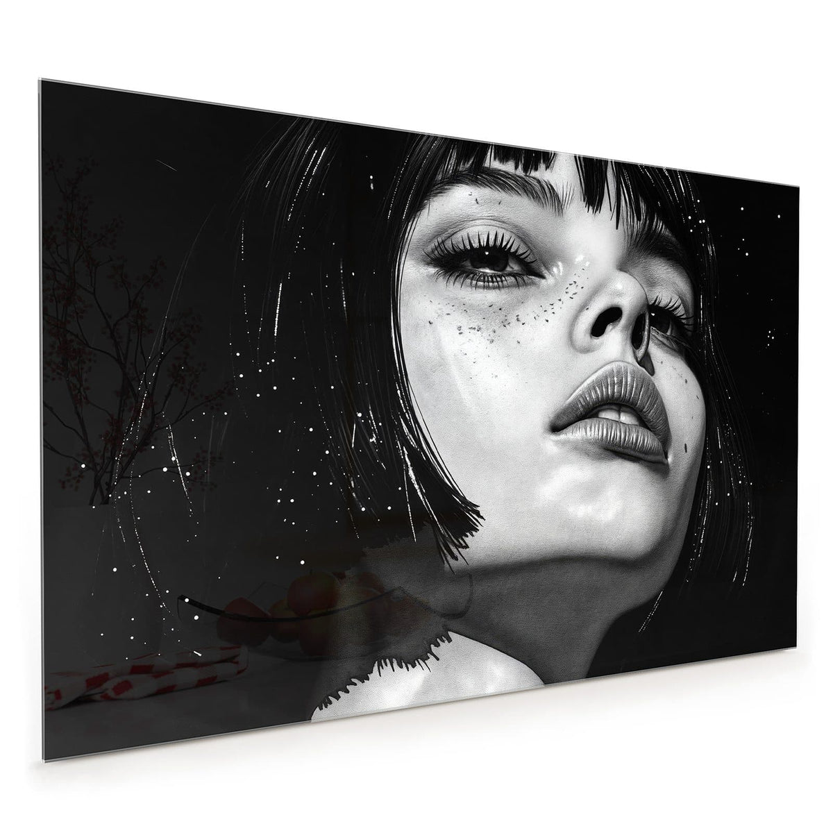 Küchenrückwand aus Glas im Hochformat: Schwarz-weißes Gesicht mit Bob, nach hinten geneigt, helle Sprenkel wie Sternenstaub
