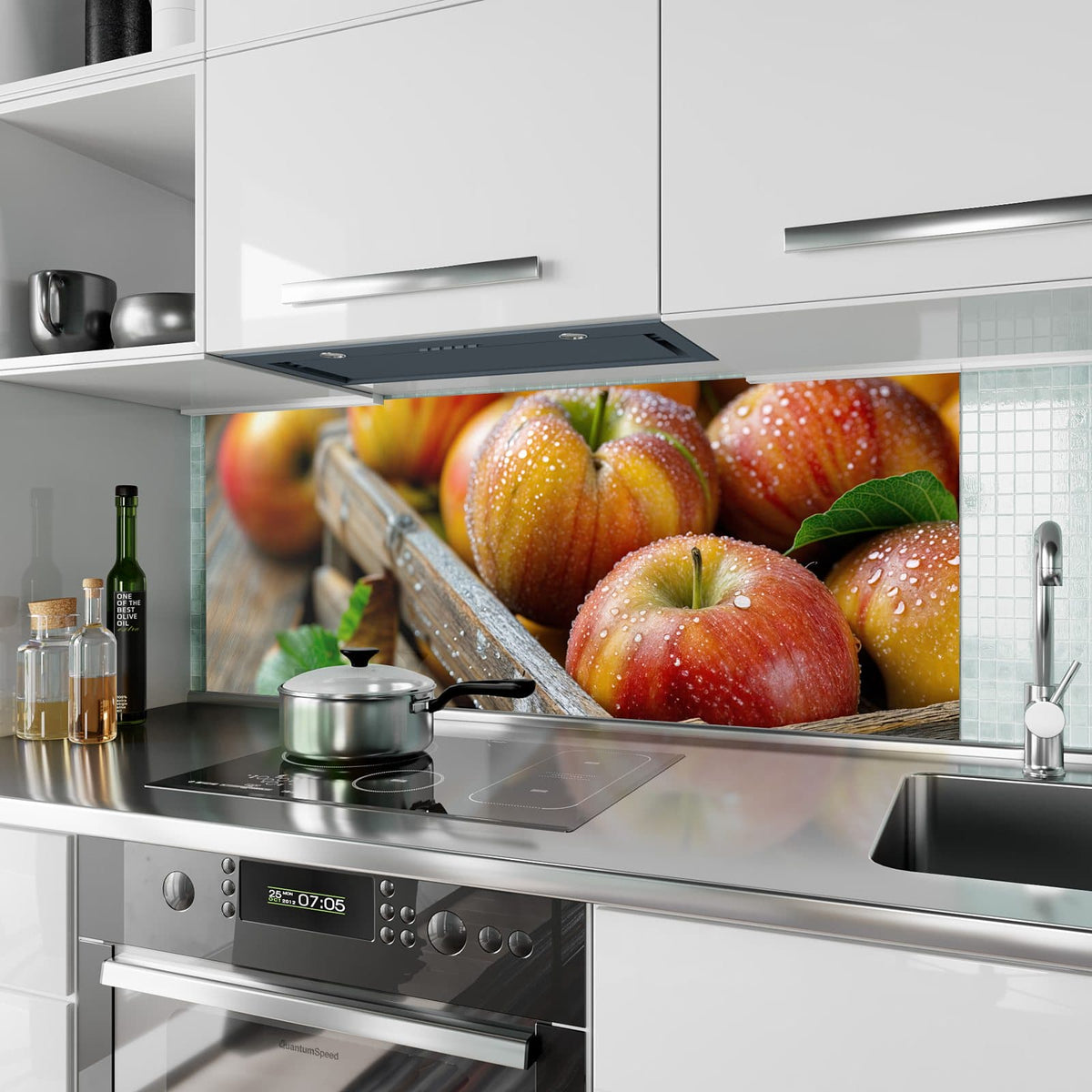 Küchenrückwand aus Glas Äpfel in der Holzkiste im Hochformat als Spritzschutz hinter dem Kochfeld, über dem Fliesenspiegel montiert