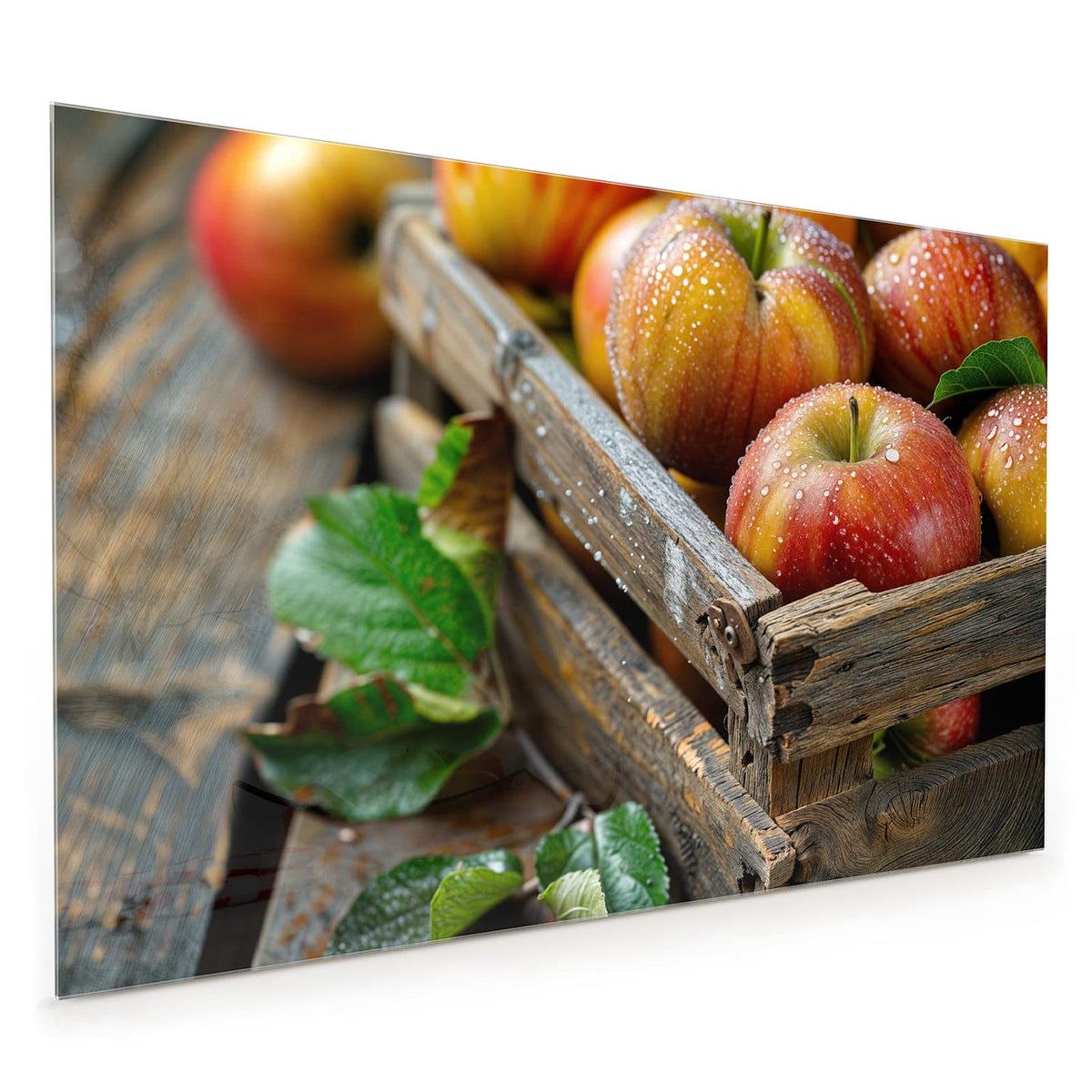 Küchenrückwand aus Glas im Hochformat: Rotgelbe Äpfel mit Wassertropfen in einer groben, verwitterten Holzkiste