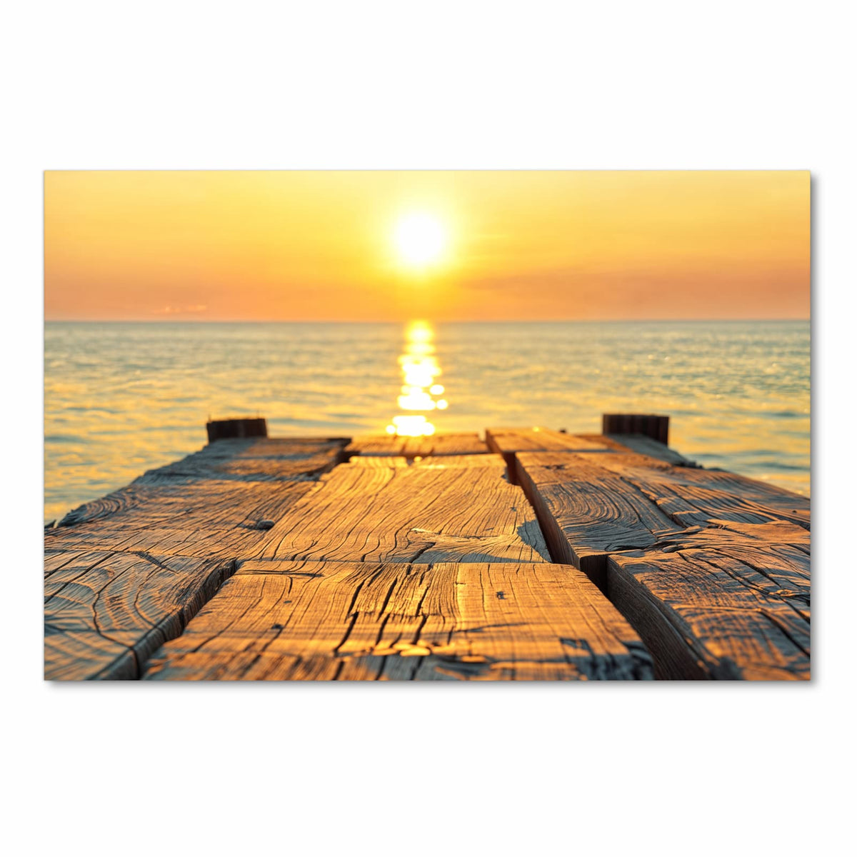 Verwitterte Holzplanken eines Stegs, dahinter Sonnenuntergang über dem Meer