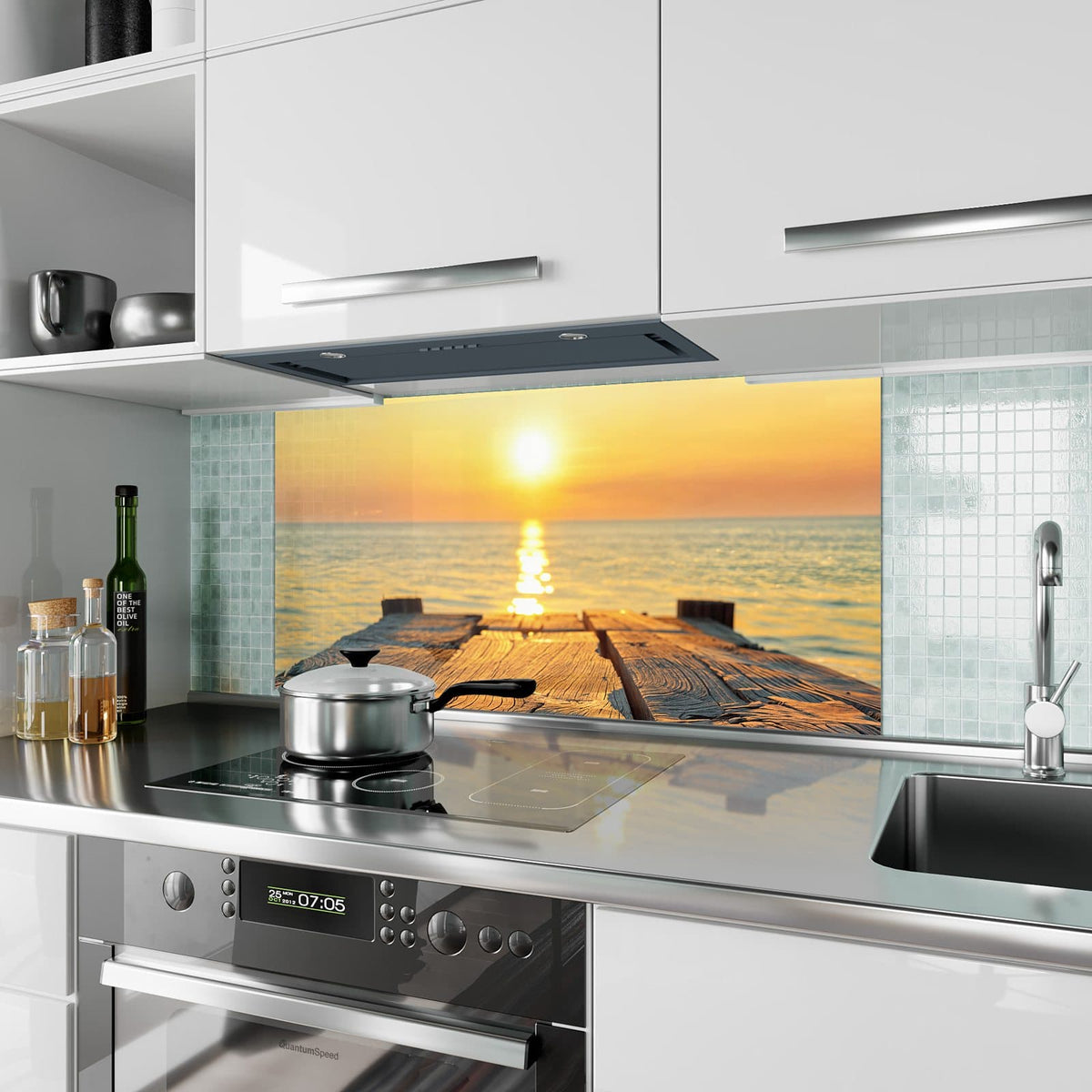 Küchenrückwand aus Glas Holzsteg am Meer im Hochformat als Spritzschutz hinter dem Kochfeld, über dem Fliesenspiegel montiert