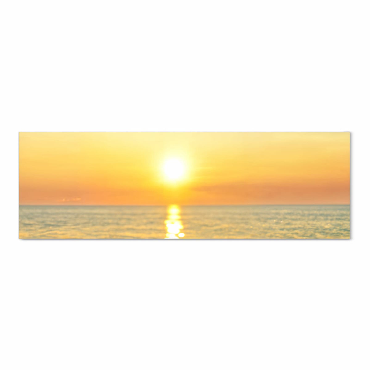 Verwitterte Holzplanken eines Stegs, dahinter Sonnenuntergang über dem Meer