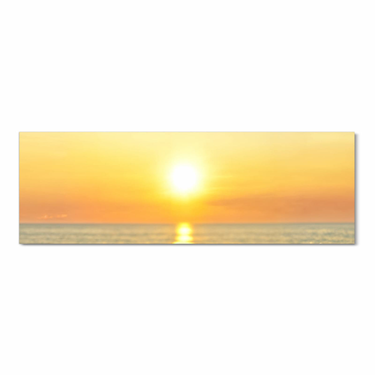 Verwitterte Holzplanken eines Stegs, dahinter Sonnenuntergang über dem Meer