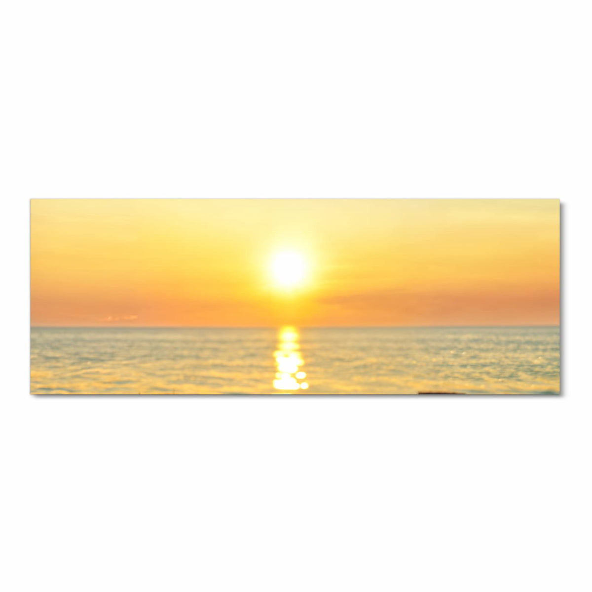 Verwitterte Holzplanken eines Stegs, dahinter Sonnenuntergang über dem Meer