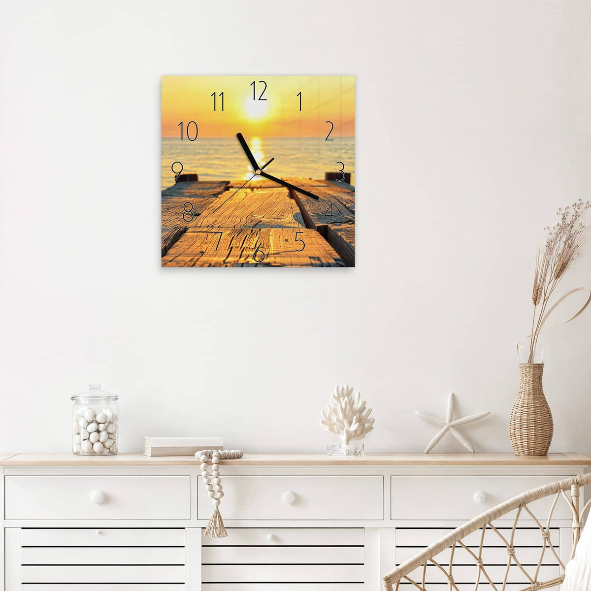 Wanduhr Holzsteg am Meer aus Glas – Quadratisch 30 × 30 cm – Holzsteg ins goldene Meer