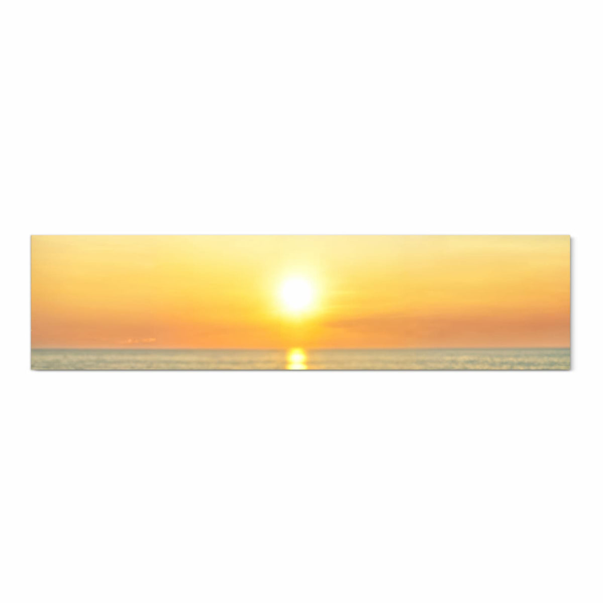 Verwitterte Holzplanken eines Stegs, dahinter Sonnenuntergang über dem Meer