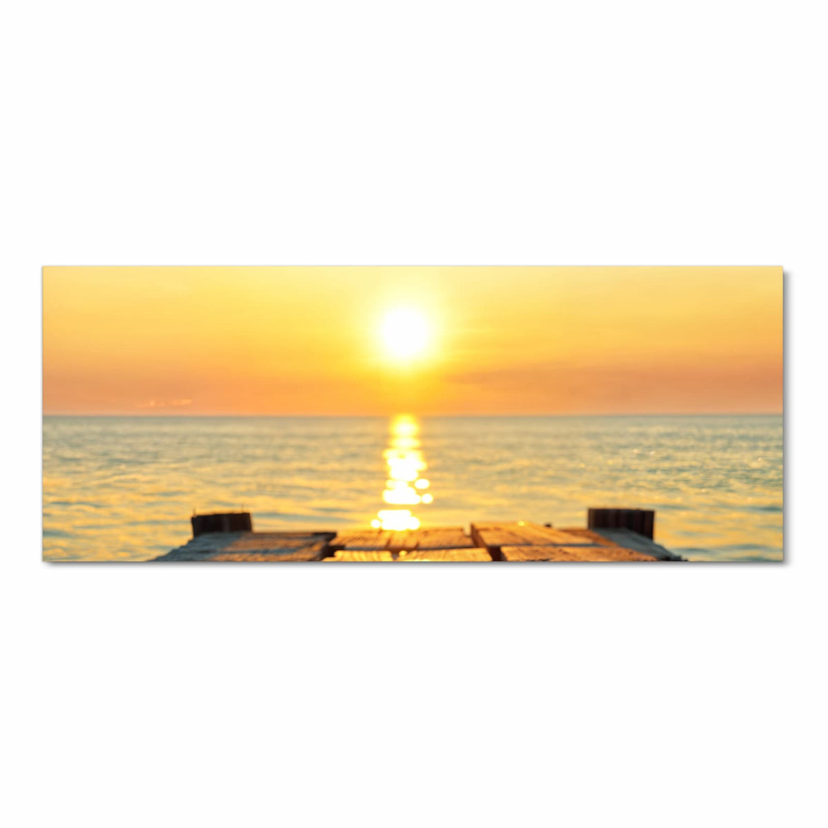 Verwitterte Holzplanken eines Stegs, dahinter Sonnenuntergang über dem Meer