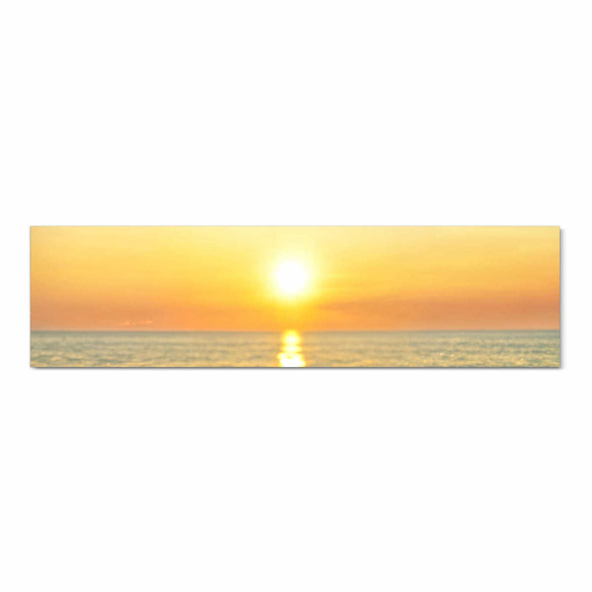 Verwitterte Holzplanken eines Stegs, dahinter Sonnenuntergang über dem Meer