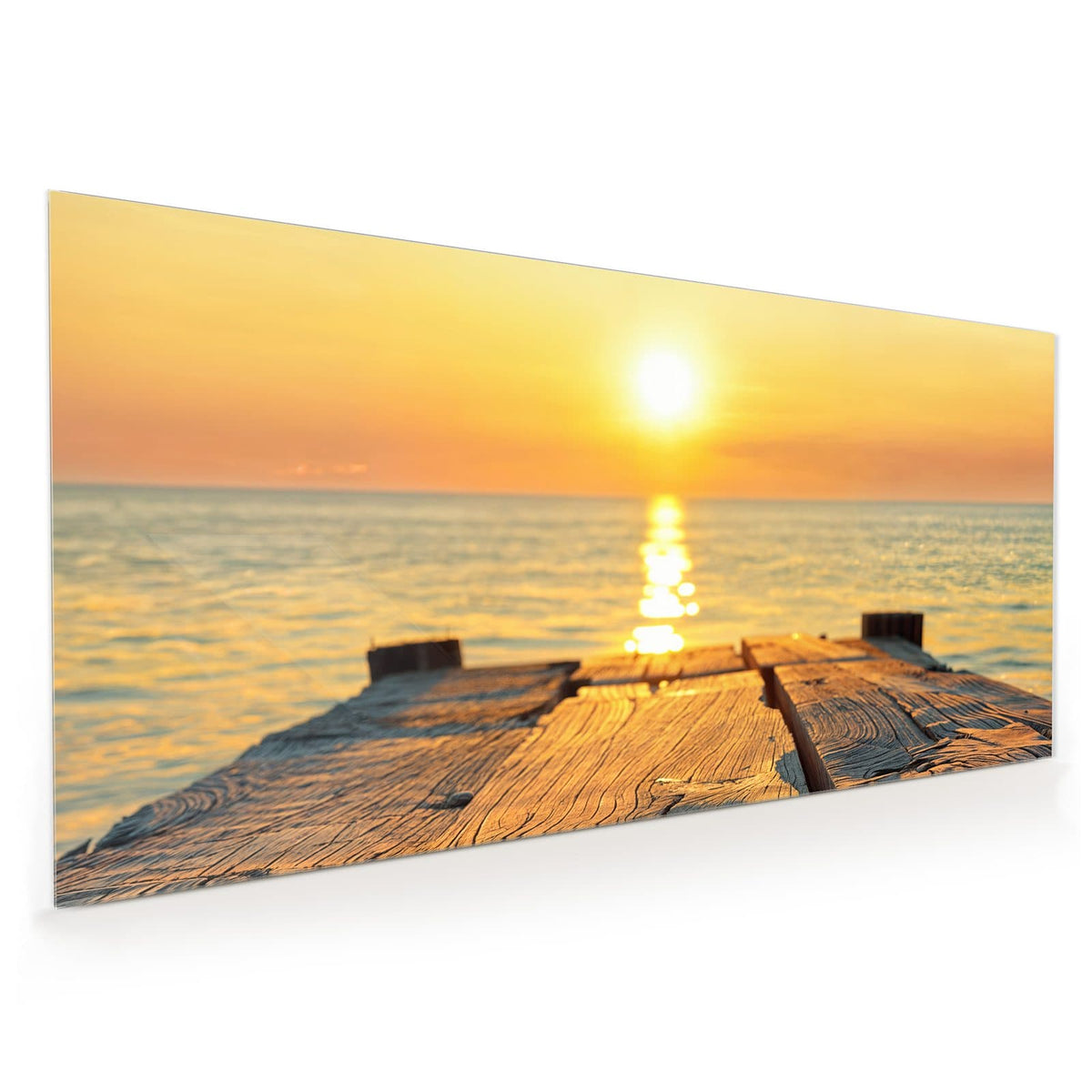 Küchenrückwand aus Glas im Hochformat mit Motiv Holzsteg am Meer: Verwitterte Holzplanken eines Stegs, dahinter Sonnenuntergang über dem Meer