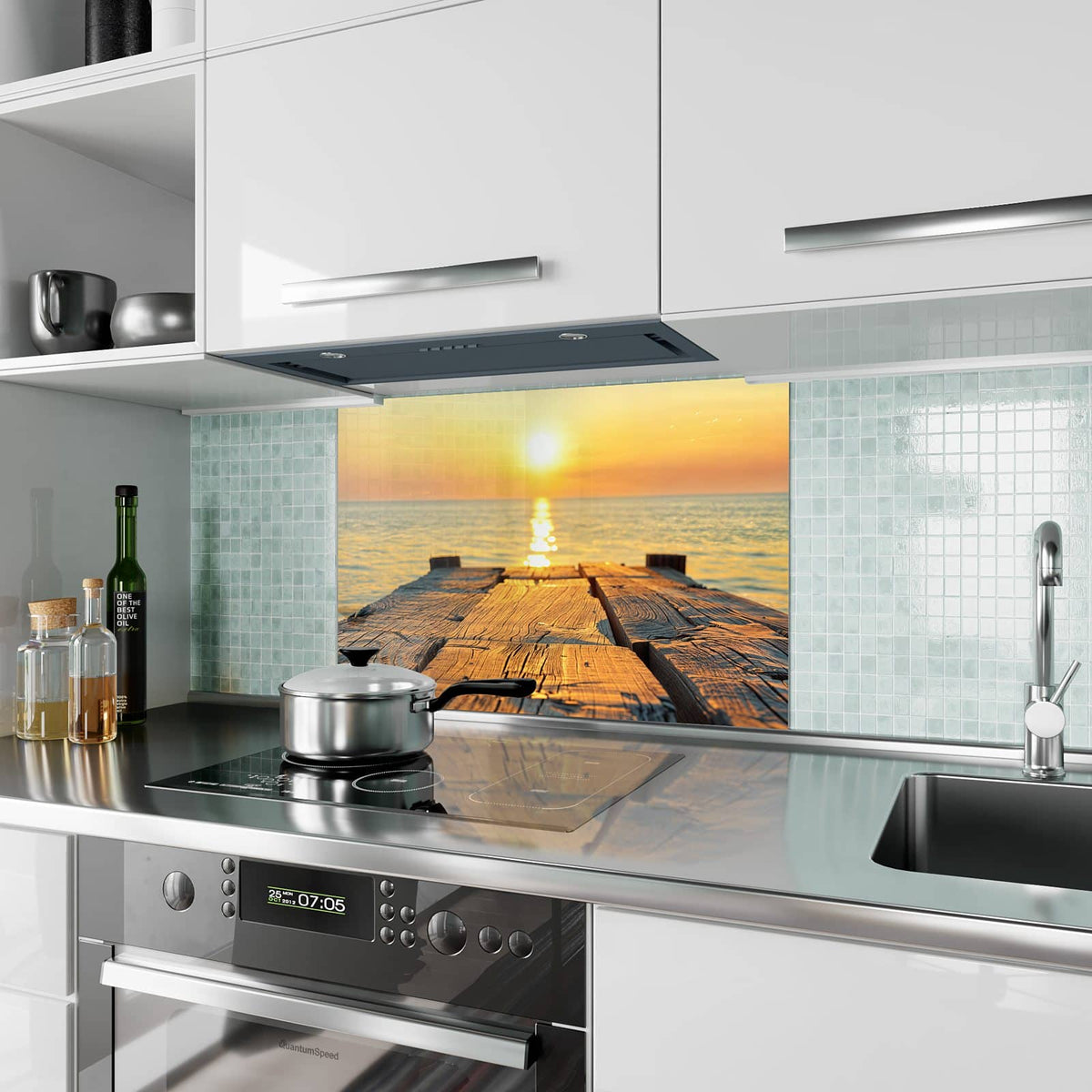 Küchenrückwand aus Glas Holzsteg am Meer im Hochformat als Spritzschutz hinter dem Kochfeld, über dem Fliesenspiegel montiert