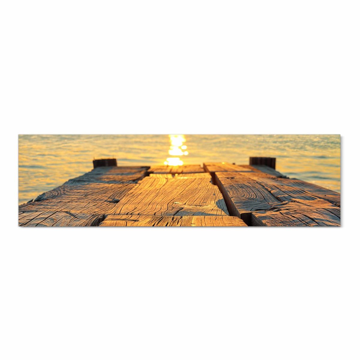 Verwitterte Holzplanken eines Stegs, dahinter Sonnenuntergang über dem Meer