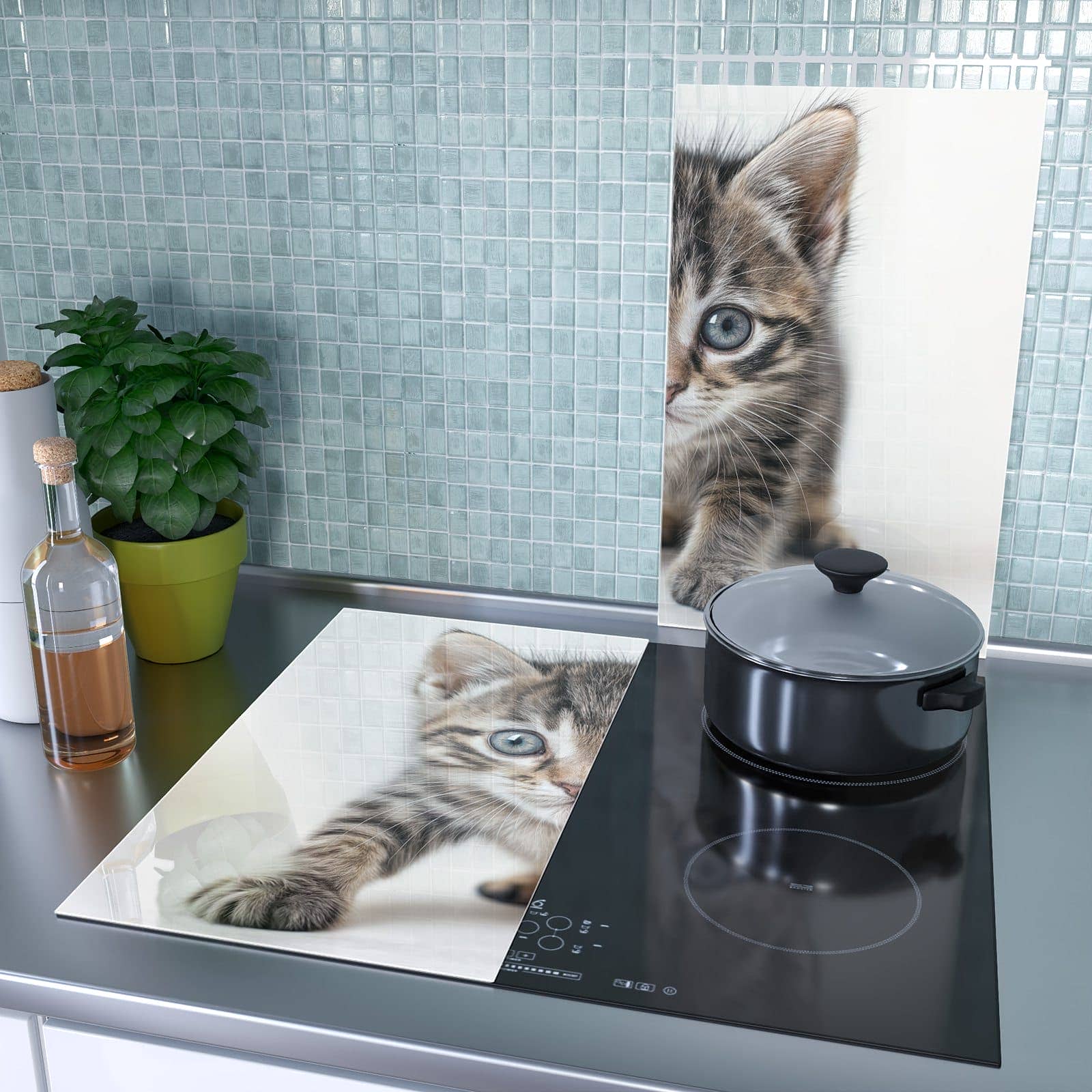 2-teilige Herdabdeckung aus Glas mit Sanfte Katzenjunges-Motiv als Spritzschutz hinter dem Kochfeld