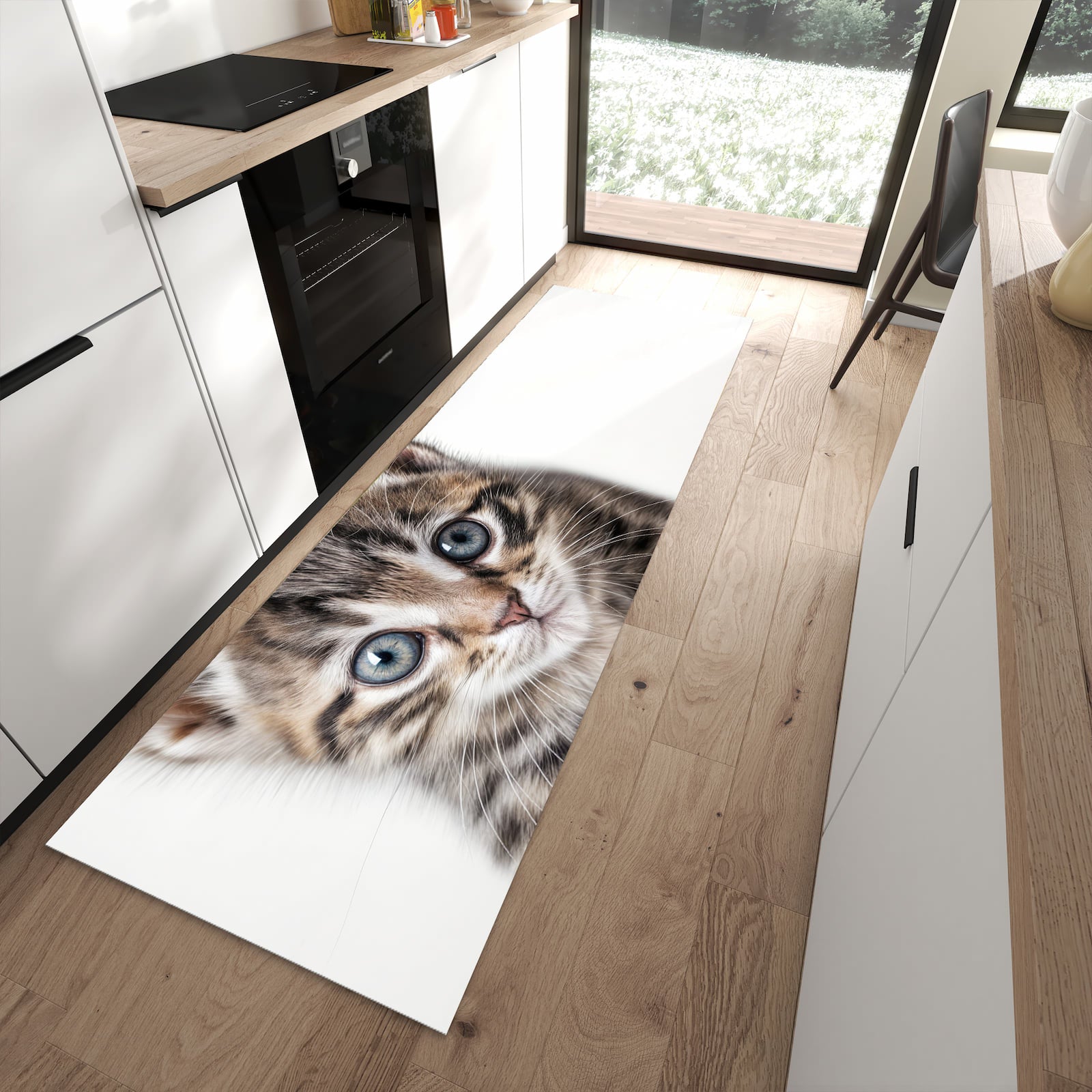 Ordnungsschaffender Küchenläufer mit Motiv Sanfte Katzenjunges in moderner Küche