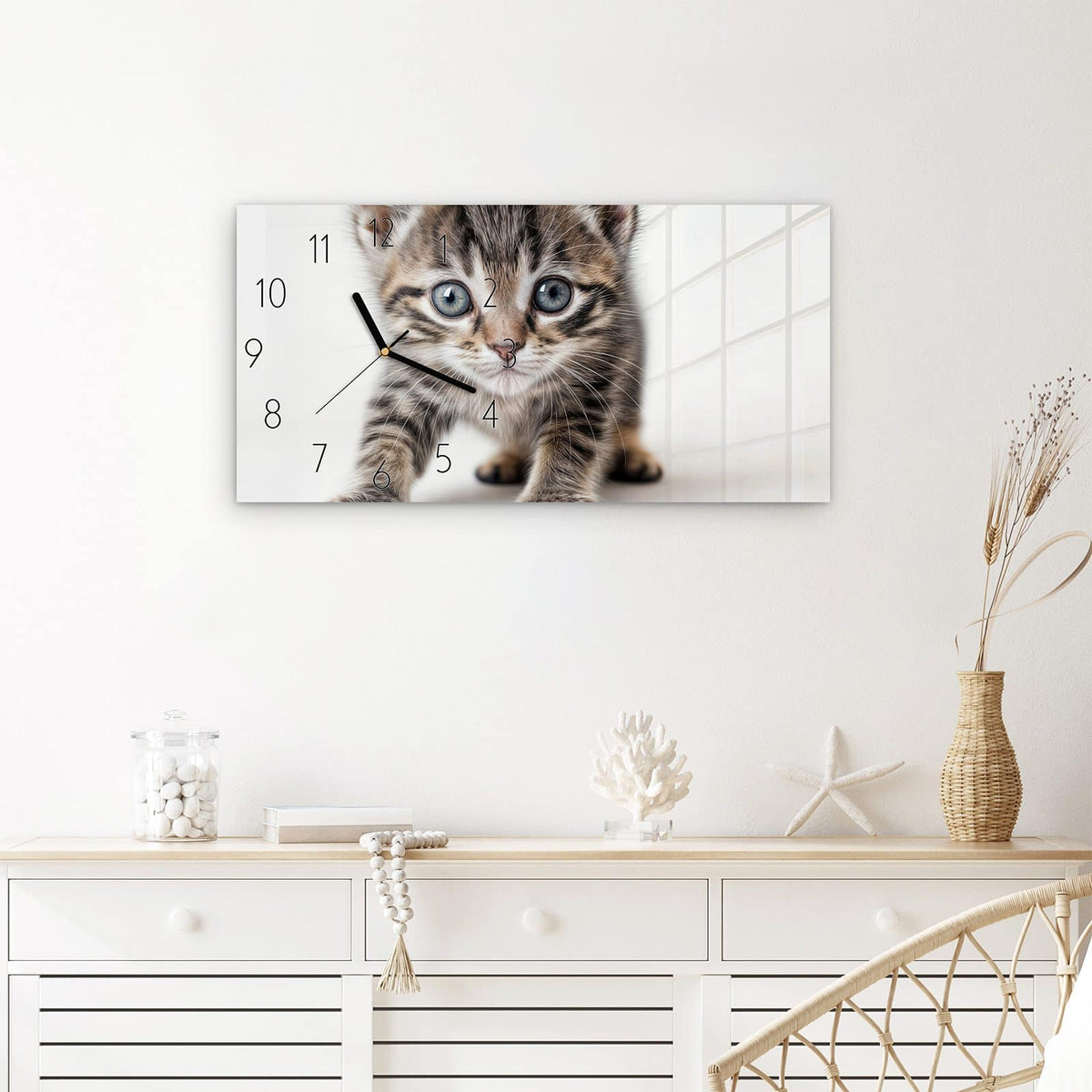 Wanduhr Sanfte Katzenjunges aus Glas – Querformat 60 × 30 cm – Getigertes Kätzchen mit grauen Augen
