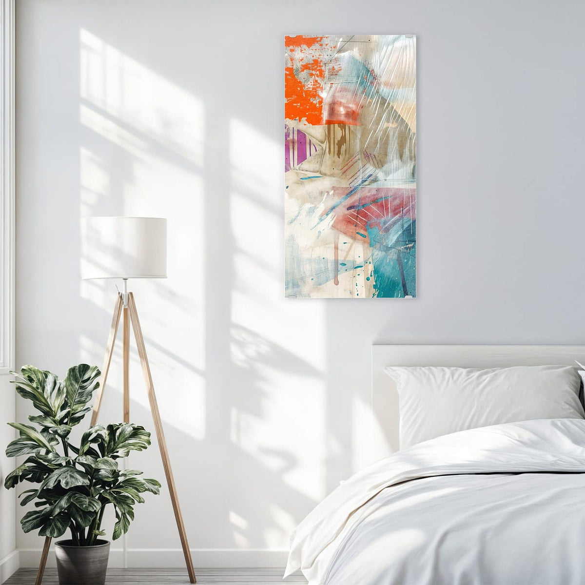 Glasbild Moderne Abstraktion an der Wand – Collage aus orangen, violetten und türkisen Farbfeldern auf hellem Putz